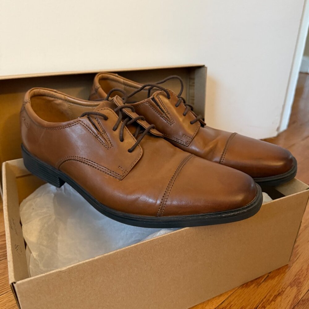 Pair of Clarks dark tan leather lace-up dress shoes size 8.5 M